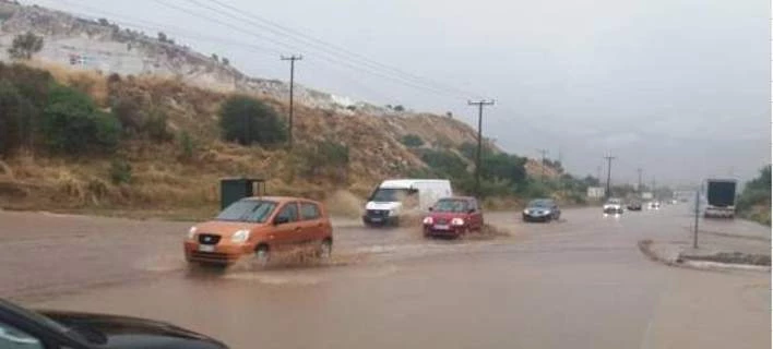 «Άνοιξαν» οι ουρανοί στη Χρυσούπολη Καβάλας: Η ΕΜΑΚ απεγκλωβίζει και με βάρκα